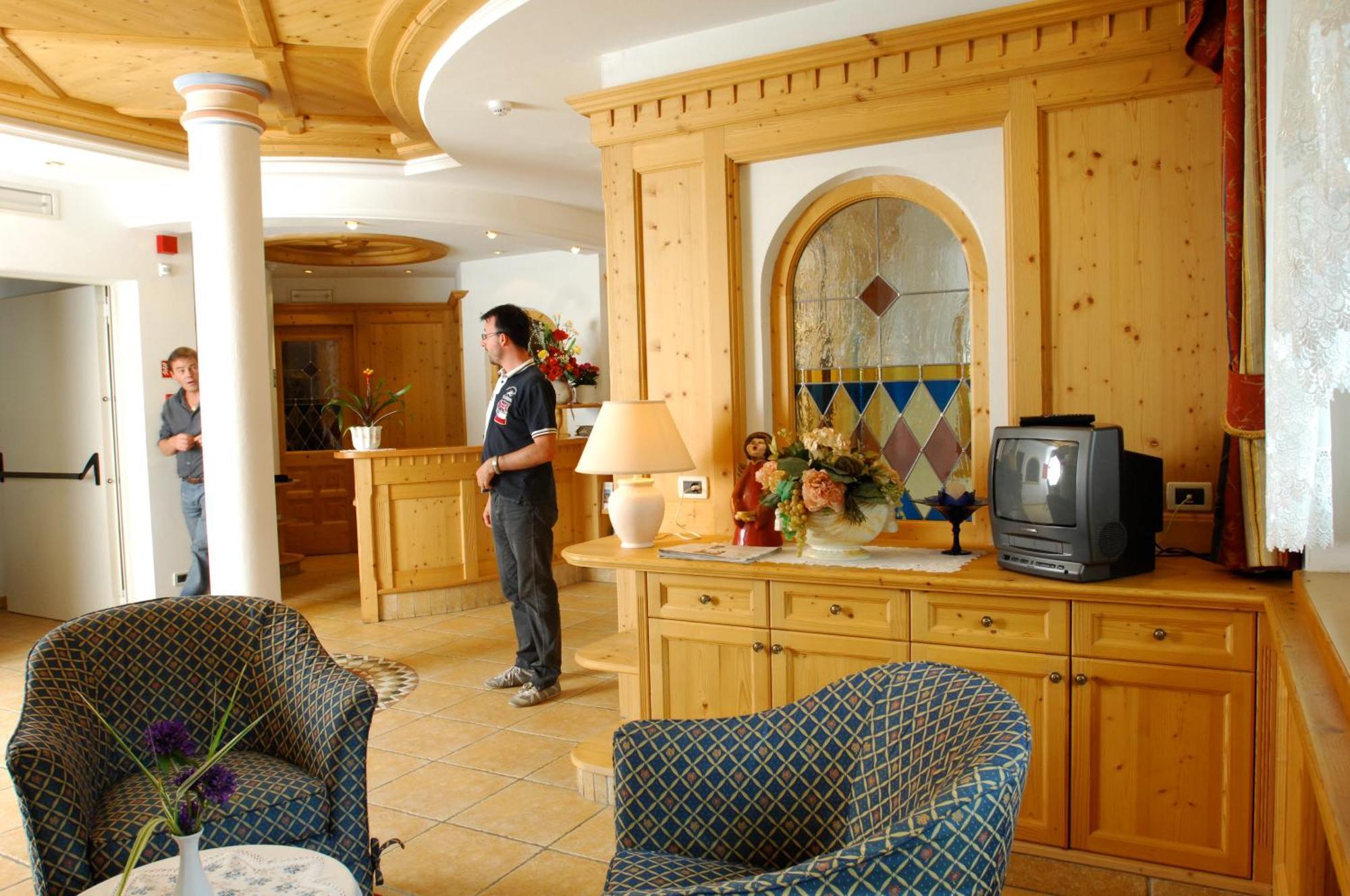Hotel Falzares San Cassiano  Buitenkant foto