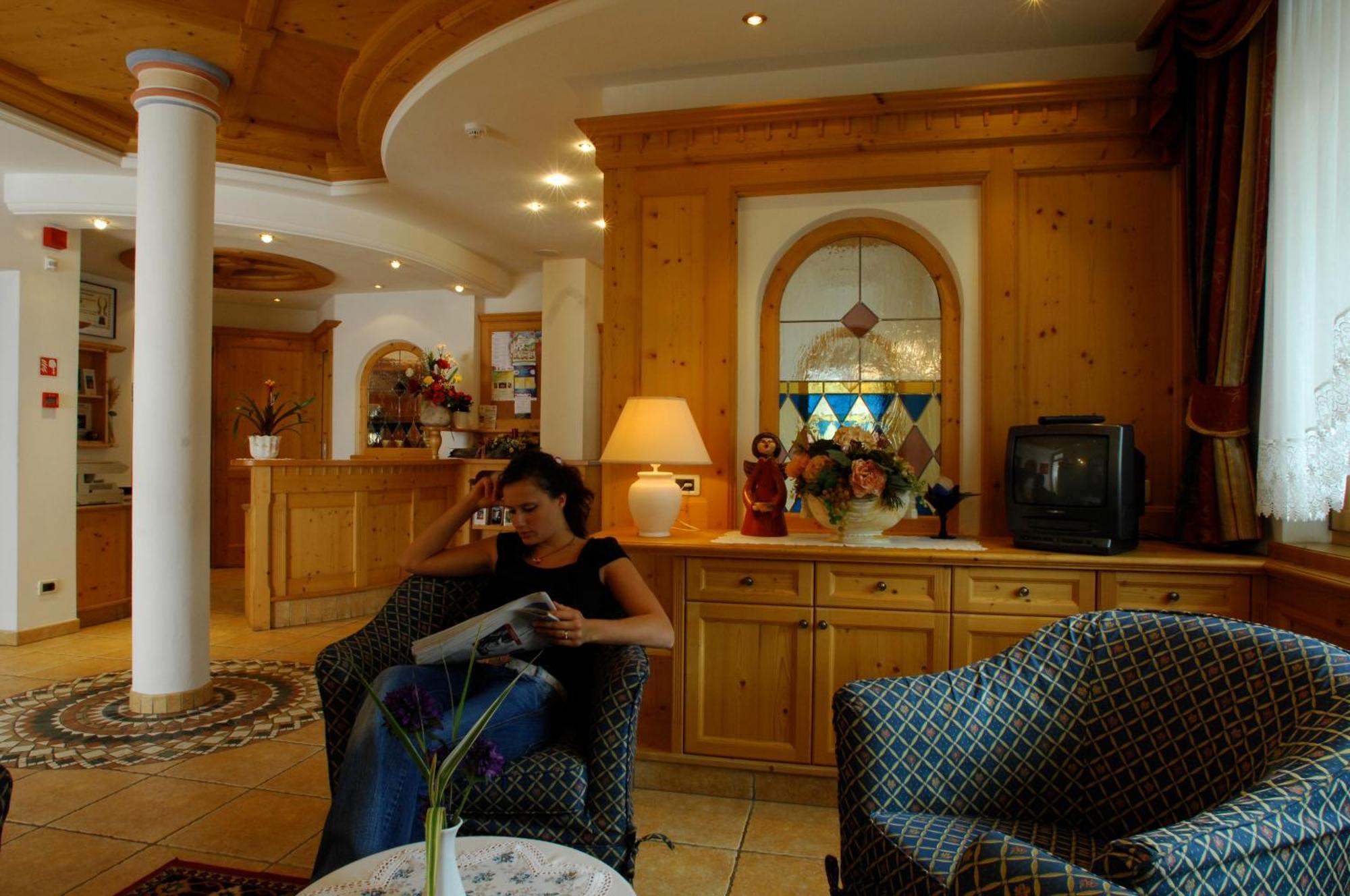 Hotel Falzares San Cassiano  Buitenkant foto